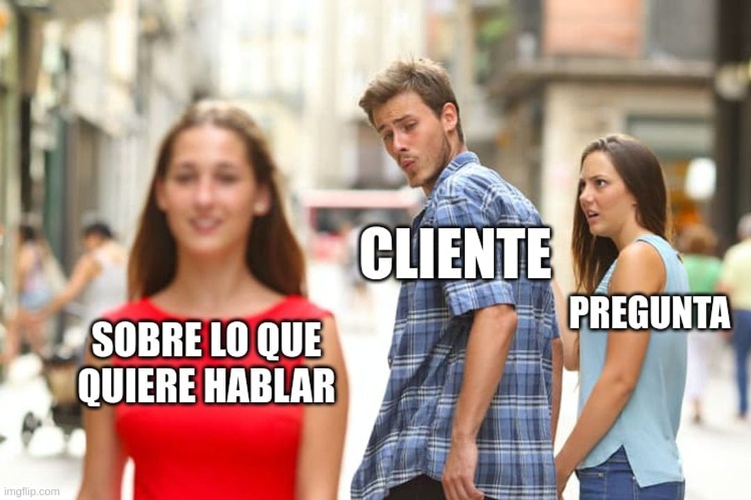 Meme del novio distraído. Un hombre etiquetado como 'Cliente' mira a una mujer etiquetada como 'Sobre lo que quiere hablar', mientras su pareja etiquetada como 'Pregunta' lo mira con expresión de disgusto.