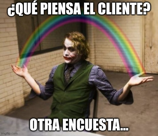El Joker sentado en una habitación, con una expresión sarcástica mientras sostiene un arco iris entre sus manos. El texto en la parte superior dice '¿QUÉ PIENSA EL CLIENTE?' y en la parte inferior 'OTRA ENCUESTA…'.