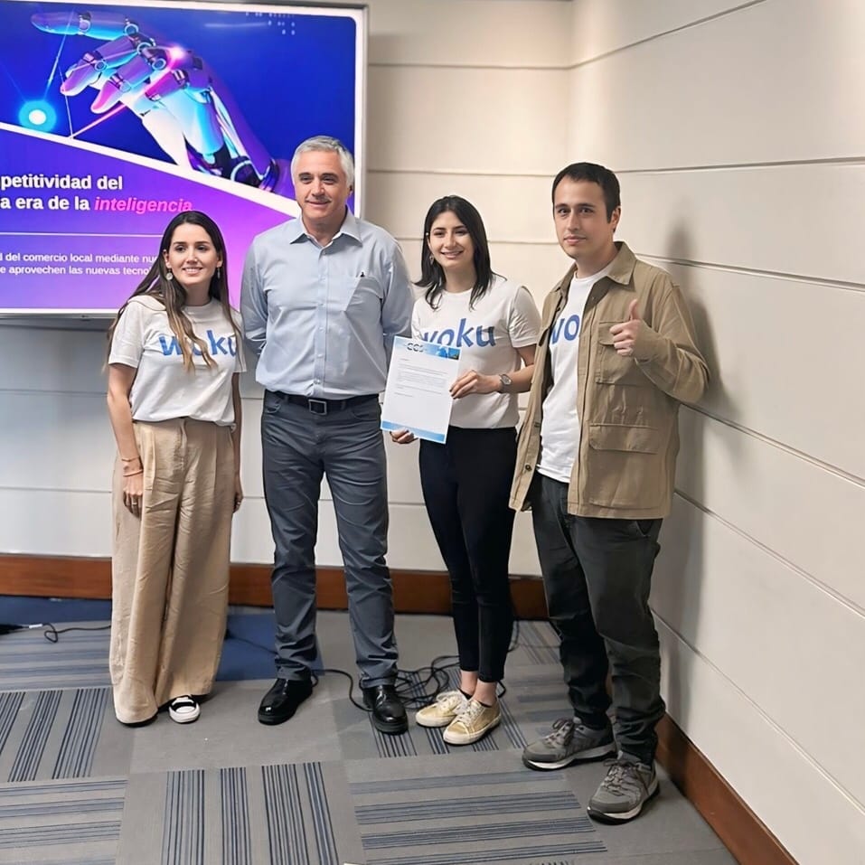 Fernanda, Paula y Diego siendo reconocidos con el segundo lugar del desafío de la CCS por su gerente general Carlos Soublette.