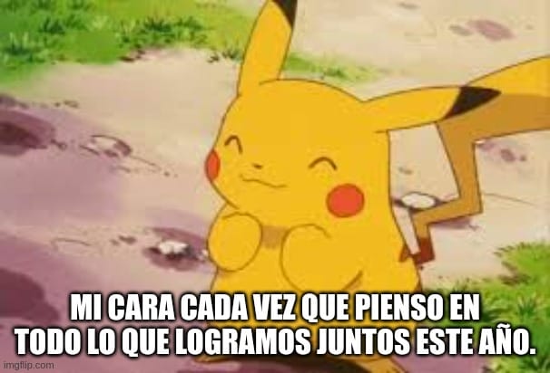 Un meme de Pikachu con expresión feliz y las manos juntas, acompañado del texto: 'Mi cara cada vez que pienso en todo lo que logramos juntos este año.' Perfecto para transmitir gratitud y ternura.